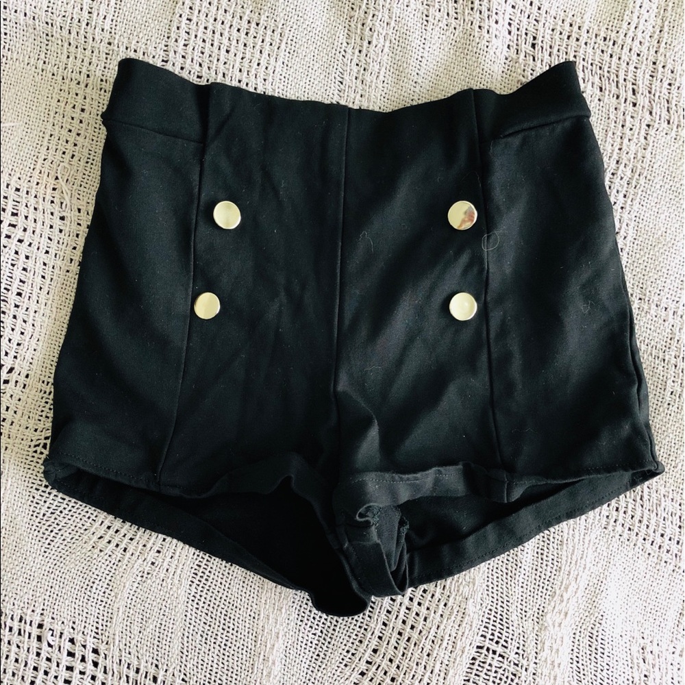 🔴 Black shorts